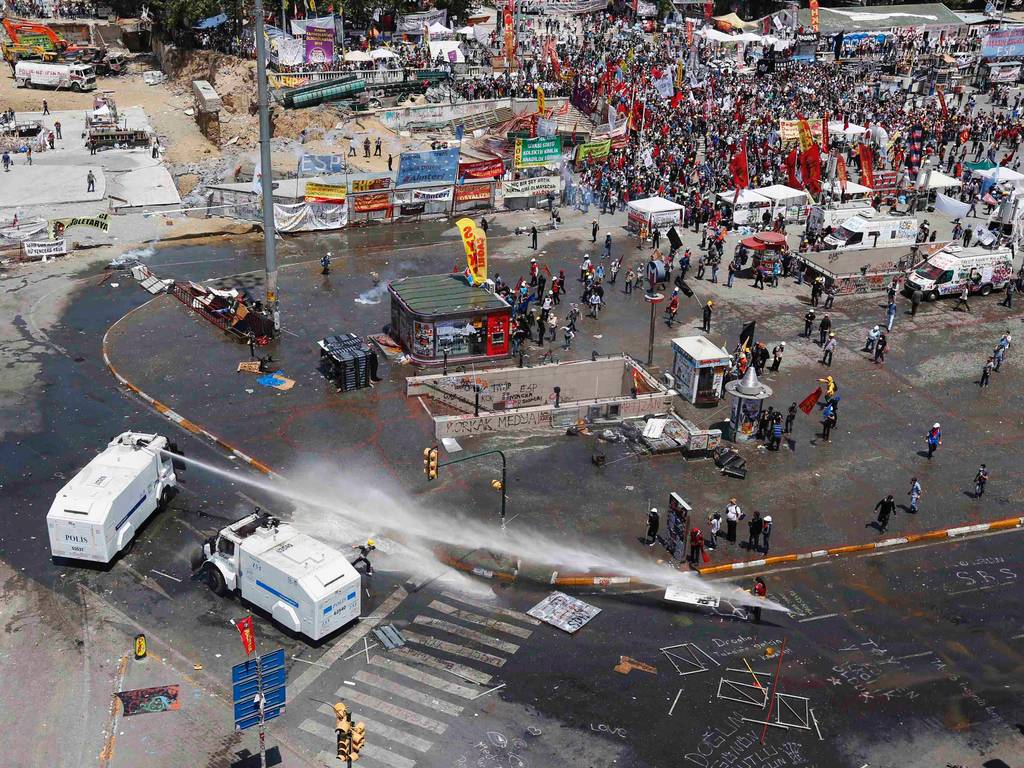 Cientos-de-heridos-tras-desalojo-de-plaza-Taksim-en-Estambul