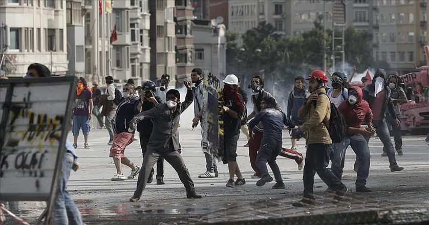Retoman-plaza-de-Taksim-luego-de-ser-desalojados-por-policia-turca