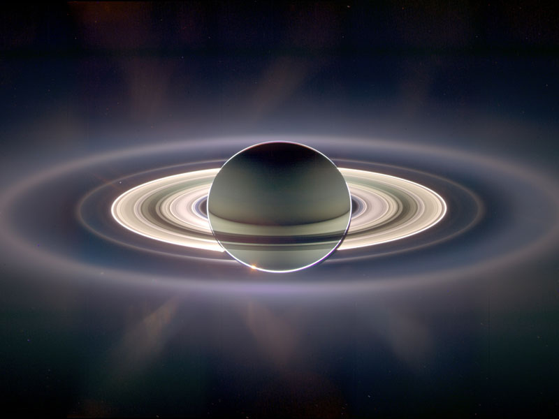 Desde-Saturno-la-tierra-es-un-punto-palido-azul