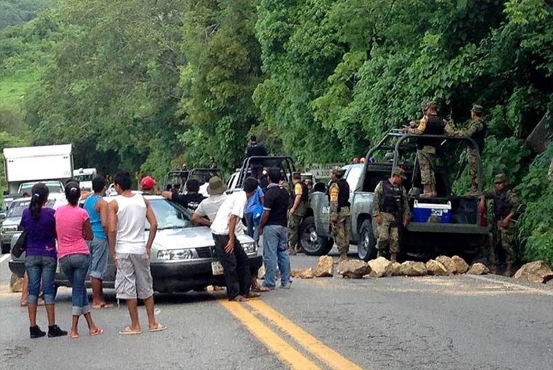Retiran-bloqueo-de-carretera-Acapulco-Mexico