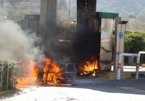 Gasolinera-en-Michoacan-es-saqueada-e-incendiada