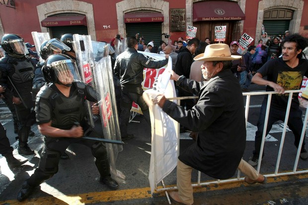 Policias-de-Michoacan-y-Morena-se-enfrentan-a-golpes