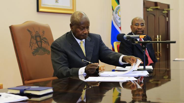 Presidente-de-Uganda-promulga-ley-contra-homosexuales