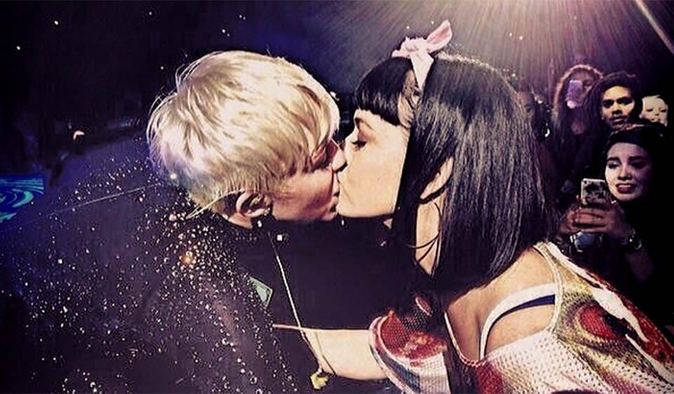 Miley-Cyrus-besa-a-Katy-Perry